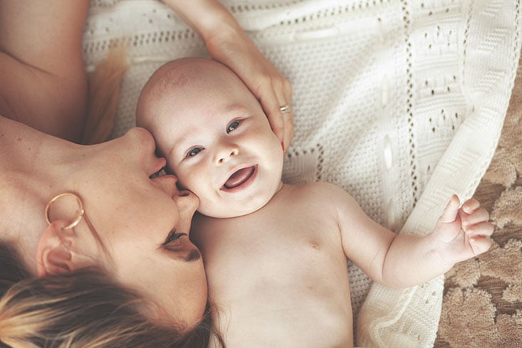 </figure> <p>Verursacht selten Atemprobleme, aber wie bei jeder verstopften Nase stört eine verstopfte Nase die Fütterung und den Schlaf. Es ist üblich, dass Sie sich unwohl fühlen, wenn Sie nicht durch die Nase atmen können, und dies führt dazu, dass Sie weniger essen und sogar die Einnahme verweigern. Es ist auch üblich, dass Staus Ihren Schlaf beeinträchtigen und unser Baby durch mangelnde Ruhe reizbarer wird. </p> <h4> Was sollten wir tun, um die verstopfte Nase unseres Babys zu lindern?</h4> <ul> <li>Staus verschlimmern sich, wenn Ihr Baby liegt, daher ist es wichtig, Ihr Baby so aufrecht wie möglich zu halten, indem Sie den Kopf des Kinderbettes anheben. Ein hausgemachter Trick besteht darin, einen Stapel Bücher auf die Beine zu legen, um ihre Neigung zu ändern. Außerhalb der Krippe, versuchen Sie immer, den Kopf hoch zu halten, wenn man bedenkt, dass es ein Neugeborenes ist undpenas hat Kraft, es zu halten.</li><figure> <img src=