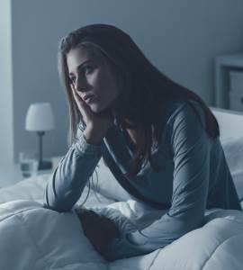 Cómo los cambios hormonales afectan al sueño de la mujer